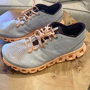 On Cloud X Women Size 7 color Silver Almond - EUC